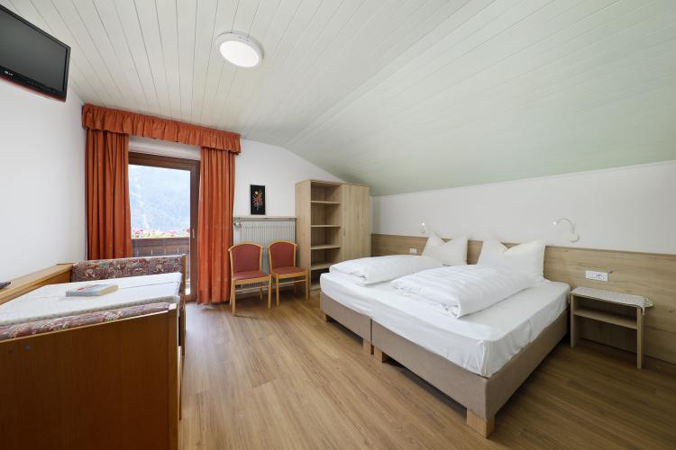 Doppelbettzimmer mit Balkon