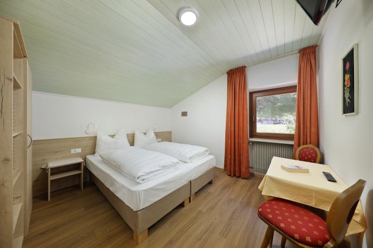 Doppelbettzimmer mit Balkon