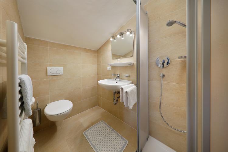 Badezimmer mit Dusche