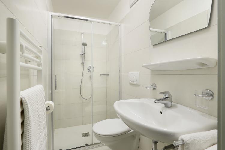 Badezimmer mit Dusche