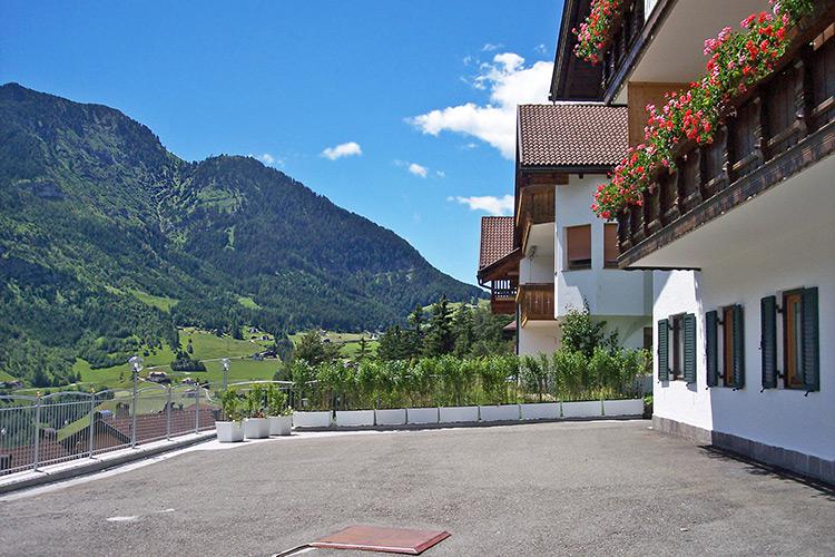 großer Parkplatz am Garni Mariandl in St. Ulrich