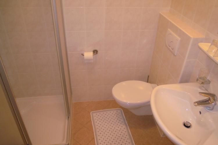Stanza da bagno con doccia