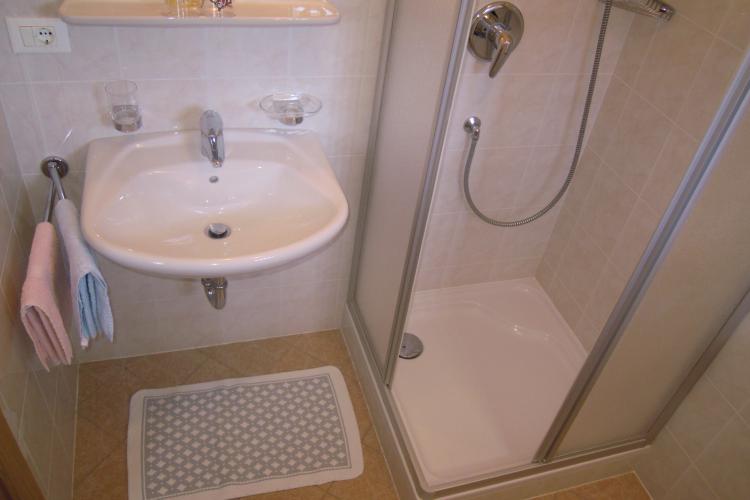 Stanza da bagno con doccia