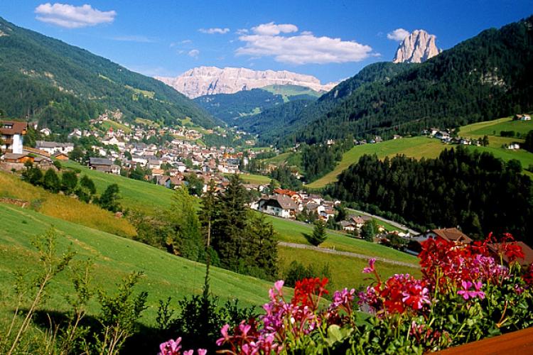 Vista da Ortisei sulle Dolomiti gardenesi