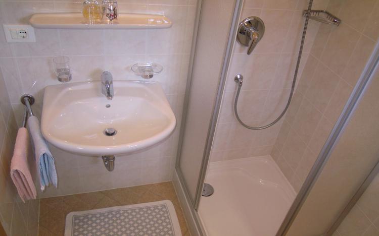 Badezimmer mit Dusche Badezimmer mit Dusche