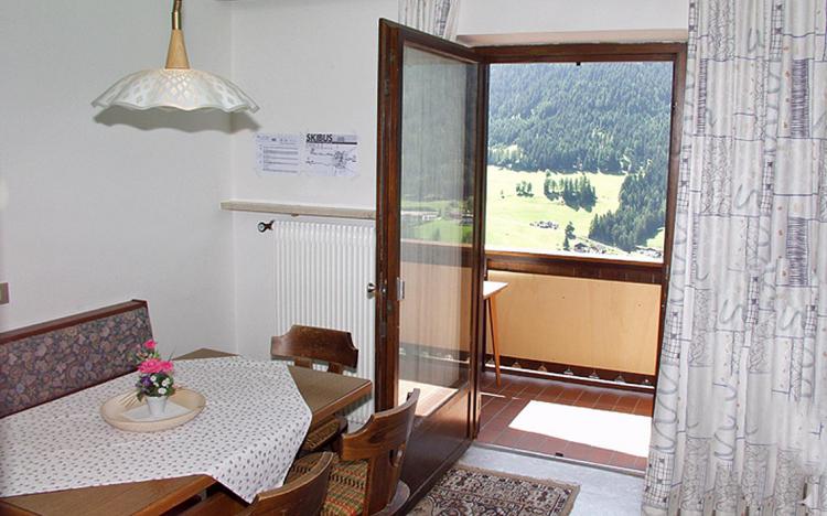 Küche mit Essecke und Balkon Küche mit Essecke und Balkon